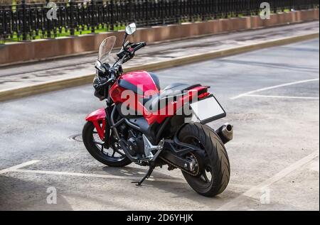 Rotes Motorrad am Parkplatz in der Stadt Stockfoto