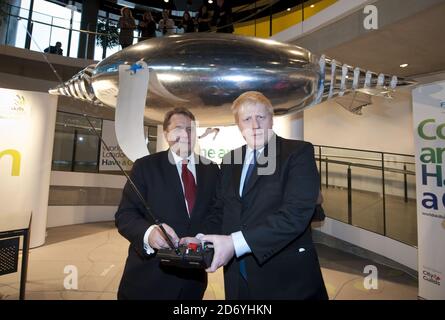 Der Bürgermeister von London, Boris Johnson, und der Minister für Fertigkeiten, John Hayes, MP, haben im City Hall im Zentrum Londons die Kontrolle über einen Festo-Luftpinguin beim Start von WorldSkills London 2011 Have A Go. Der WorldSkills Skills Skills Wettbewerb findet im Excel London zwischen Oktober 5-8 2011 statt. Bilddatum: 28. Februar 2011. Bildnachweis: M Crossick Stockfoto