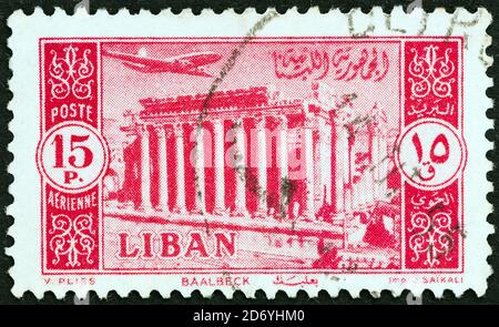 LIBANON - UM 1954: Eine im Libanon gedruckte Briefmarke zeigt den Bacchus-Tempel in Baalbek, um 1954. Stockfoto