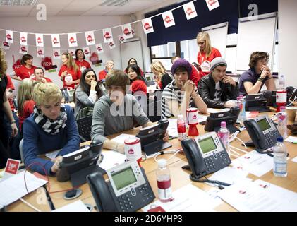 Eine Richtung (l-r Niall Horan, Liam Payne, Louis Tomlinson, Zayn Malik und Harry Styles) während der 2011 abgebildet haben einen Herzschlag, Herz FM Wohltätigkeitsorganisation sammeln Geld für Kinderhospices UK, in den Herz FM Studios im Zentrum von London. Stockfoto