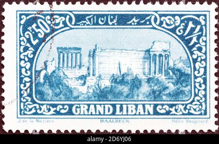 LIBANON - UM 1925: Eine im Libanon gedruckte Briefmarke zeigt römische Ruinen, Baalbek, um 1925. Stockfoto