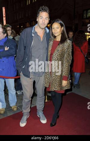 Thandie Newton und ihr Ehemann Ol Parker kommen bei der Pressenacht von in a Forest Dark and Deep im Vaudeville Theatre im Zentrum von London an. Stockfoto