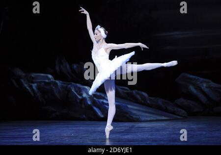 Tänzer führen ausgewählte Auszüge aus der bevorstehenden Produktion von Swan Lake des English National Ballet im Coliseum, St Martin's Lane, London, auf Stockfoto