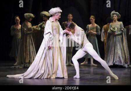 Tänzer führen ausgewählte Auszüge aus der bevorstehenden Produktion von Swan Lake des English National Ballet im Coliseum, St Martin's Lane, London, auf Stockfoto