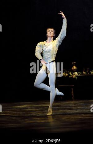 Tänzer führen ausgewählte Auszüge aus der bevorstehenden Produktion von Swan Lake des English National Ballet im Coliseum, St Martin's Lane, London, auf Stockfoto