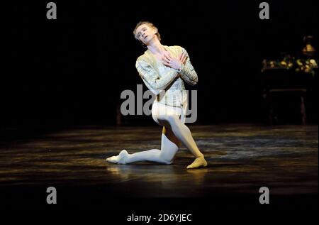 Tänzer führen ausgewählte Auszüge aus der bevorstehenden Produktion von Swan Lake des English National Ballet im Coliseum, St Martin's Lane, London, auf Stockfoto