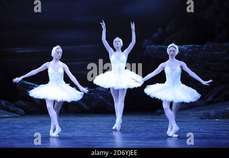 Tänzer führen ausgewählte Auszüge aus der bevorstehenden Produktion von Swan Lake des English National Ballet im Coliseum, St Martin's Lane, London, auf Stockfoto