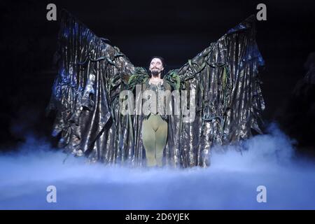 Tänzer führen ausgewählte Auszüge aus der bevorstehenden Produktion von Swan Lake des English National Ballet im Coliseum, St Martin's Lane, London, auf Stockfoto