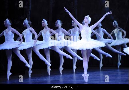 Tänzer führen ausgewählte Auszüge aus der bevorstehenden Produktion von Swan Lake des English National Ballet im Coliseum, St Martin's Lane, London, auf Stockfoto