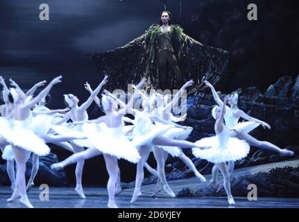 Tänzer führen ausgewählte Auszüge aus der bevorstehenden Produktion von Swan Lake des English National Ballet im Coliseum, St Martin's Lane, London, auf Stockfoto