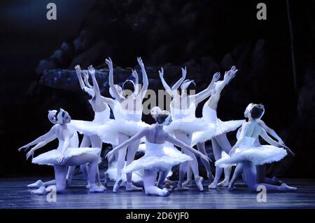 Tänzer führen ausgewählte Auszüge aus der bevorstehenden Produktion von Swan Lake des English National Ballet im Coliseum, St Martin's Lane, London, auf Stockfoto