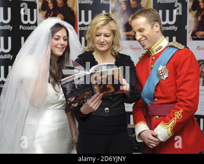 Alison Jackson (Mitte) kreiert eine alternative königliche Hochzeit bei Waterstone's in Piccadilly, London, um ihr neues Buch Kate & Wills Up the Aisle: A Right Royal Fairy Tale zu veröffentlichen. Stockfoto