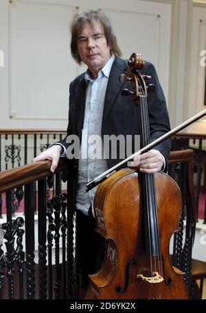 Julian Lloyd Webber im Palladium Theater im Zentrum von London bei den Proben für seine 60. Jubiläumsgala, die am 14. April in der Royal Festival Hall stattfinden wird. Stockfoto