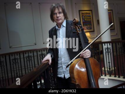 Julian Lloyd Webber im Palladium Theater im Zentrum von London bei den Proben für seine 60. Jubiläumsgala, die am 14. April in der Royal Festival Hall stattfinden wird. Stockfoto