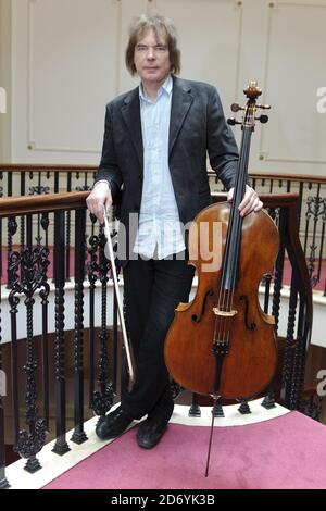 Julian Lloyd Webber im Palladium Theater im Zentrum von London bei den Proben für seine 60. Jubiläumsgala, die am 14. April in der Royal Festival Hall stattfinden wird. Stockfoto