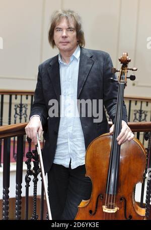 Julian Lloyd Webber im Palladium Theater im Zentrum von London bei den Proben für seine 60. Jubiläumsgala, die am 14. April in der Royal Festival Hall stattfinden wird. Stockfoto