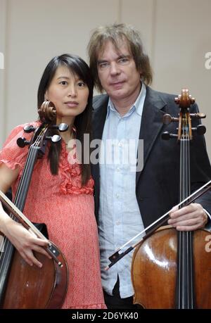 Julian Lloyd Webber und seine Frau Jiaxin Cheng im Palladium Theater im Zentrum von London bei den Proben für seine 60. Jubiläumsgala, die am 14. April in der Royal Festival Hall stattfinden wird. Stockfoto