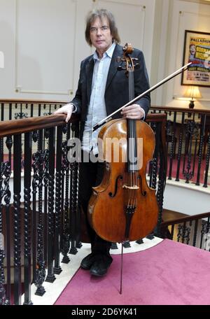 Julian Lloyd Webber im Palladium Theater im Zentrum von London bei den Proben für seine 60. Jubiläumsgala, die am 14. April in der Royal Festival Hall stattfinden wird. Stockfoto