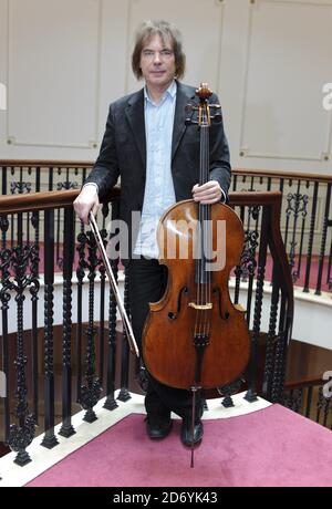 Julian Lloyd Webber im Palladium Theater im Zentrum von London bei den Proben für seine 60. Jubiläumsgala, die am 14. April in der Royal Festival Hall stattfinden wird. Stockfoto