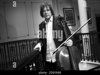 Julian Lloyd Webber im Palladium Theater im Zentrum von London bei den Proben für seine 60. Jubiläumsgala, die am 14. April in der Royal Festival Hall stattfinden wird. Stockfoto