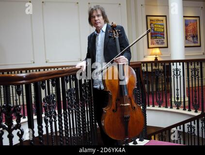 Julian Lloyd Webber im Palladium Theater im Zentrum von London bei den Proben für seine 60. Jubiläumsgala, die am 14. April in der Royal Festival Hall stattfinden wird. Stockfoto