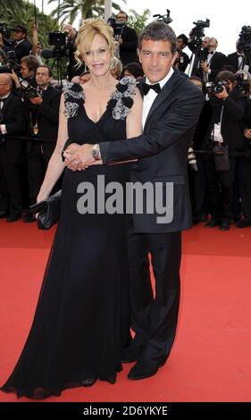 Antonio Banderas und Melanie Griffith bei der Premiere von Midnight in Paris, dem Eröffnungsfilm der 64. Internationalen Filmfestspiele von Cannes, im Palais des Festivals in Cannes, Frankreich. Stockfoto