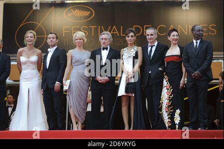 Jurymitglieder (l-r) Johnnie To, Uma Thurman, Jude Law, Linn Ullmann, Robert De Niro, Martina Gusman, Oliver Assayas, Nansun Shi und Mahamat Saleh Haroun kommen zur Premiere von Midnight in Paris, dem Eröffnungsfilm der 64. Internationalen Filmfestspiele von Cannes, im Palais des Festivals in Cannes, Frankreich. Stockfoto