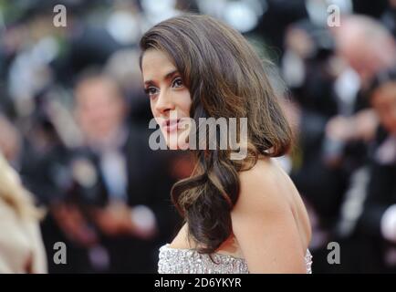 Salma Hayek bei der Premiere von Midnight in Paris, dem Eröffnungsfilm der 64. Internationalen Filmfestspiele von Cannes, im Palais des Festivals in Cannes, Frankreich. Stockfoto