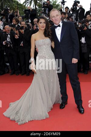 Salma Hayek und Francois Henri Pinault bei der Premiere von Midnight in Paris, dem Eröffnungsfilm der 64. Internationalen Filmfestspiele von Cannes, im Palais des Festivals in Cannes, Frankreich. Stockfoto