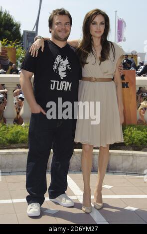 Angelina Jolie und Jack Black besuchen eine Fotozelle für Kung Fu Panda 2 während der 64. Internationalen Filmfestspiele von Cannes im Carlton Hotel in Cannes, Frankreich. Stockfoto