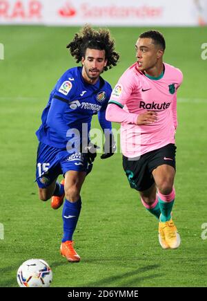 Ergino Dest des FC Barcelona und Marc Cucurella von Getafe CF Kampf um den Ball während der spanischen Meisterschaft La Liga Fußballspiel zwischen Getafe Stockfoto