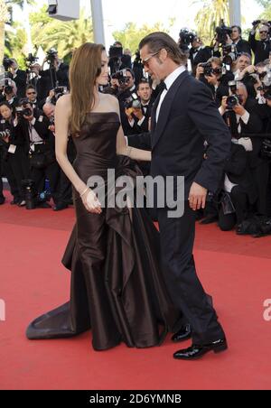 Angelina Jolie und Brad Pitt kommen bei der Premiere von Tree of Life während der 64. Internationalen Filmfestspiele von Cannes im Palais des Festivales in Cannes, Frankreich an. Stockfoto