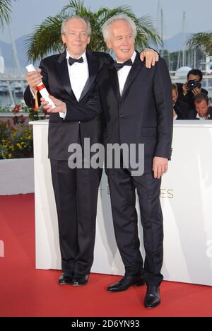 Die Grand Prix Gewinner Luc (l) und Jean-Pierre Dardenne im Rahmen einer Fotoaufnahme der Preisträger während der 64. Internationalen Filmfestspiele von Cannes im Palais des Festivales in Cannes, Frankreich. Stockfoto