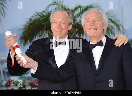 Die Grand Prix Gewinner Luc (l) und Jean-Pierre Dardenne im Rahmen einer Fotoaufnahme der Preisträger während der 64. Internationalen Filmfestspiele von Cannes im Palais des Festivales in Cannes, Frankreich. Stockfoto