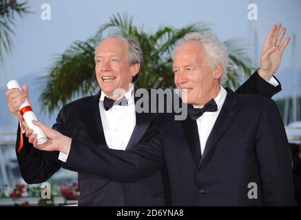 Die Grand Prix Gewinner Luc (l) und Jean-Pierre Dardenne im Rahmen einer Fotoaufnahme der Preisträger während der 64. Internationalen Filmfestspiele von Cannes im Palais des Festivales in Cannes, Frankreich. Stockfoto