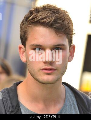 Jeremy Irvine kommt zur Eröffnungsnacht von Shrek: The Musical im Theatre Royal im Zentrum von London an. Stockfoto