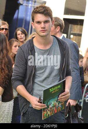 Jeremy Irvine kommt zur Eröffnungsnacht von Shrek: The Musical im Theatre Royal im Zentrum von London an. Stockfoto