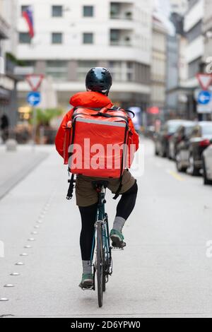 Kurier Auf Dem Fahrrad Liefert Essen In Der Stadt. Stockfoto