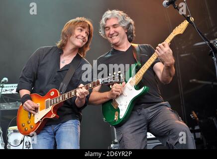 Terrence Reis und Phil Palmer von The Straits treten beim Cornbury Festival in Great Tew in Oxfordshire auf. Stockfoto