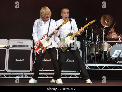 Rick Parfitt und Francis Rossi von Status Quo beim Cornbury Festival, bei Great Tew in Oxfordshire. Stockfoto