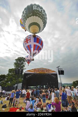 Heißluftballons beim Cornbury Festival, bei Great Tew in Oxfordshire. Stockfoto