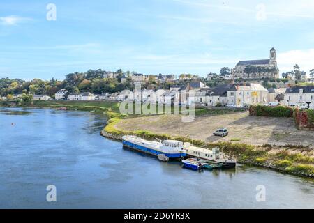 Frankreich, Maine et Loire, Mauges sur Loire, das Dorf mit der Kirche Saint Symphorien und der Loire // Frankreich, Maine-et-Loire (49), Mauges-sur- Stockfoto