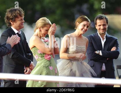 Emma Watson und JK Rowling weinen während der Reden bei der Weltpremiere von Harry Potter und die Heiligtümer des Todes Teil 2, auf dem Trafalgar Square im Zentrum von London. Stockfoto