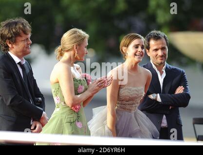 Emma Watson und JK Rowling weinen während der Reden bei der Weltpremiere von Harry Potter und die Heiligtümer des Todes Teil 2, auf dem Trafalgar Square im Zentrum von London. Stockfoto