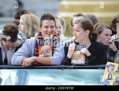 Atmosphäre bei der Weltpremiere von Harry Potter und die Heiligtümer des Todes Teil 2, am Trafalgar Square im Zentrum von London. Stockfoto