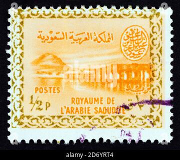 SAUDI-ARABIEN - UM 1960: Eine in Saudi-Arabien gedruckte Briefmarke zeigt den Wadi Hanifa Dam bei Riad, um 1960. Stockfoto