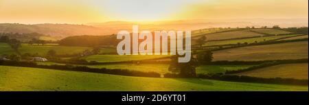 Sonnenuntergang auf den Feldern - Berry Pomeroy Village in Devon In England in Europa Stockfoto