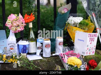 Ehrungen, die von Fans vor dem Haus der Sängerin Amy Winehouse in Camden, im Norden Londons, hinterlassen wurden, nachdem sie letzte Woche tot in ihrem Haus aufgefunden wurde. Stockfoto