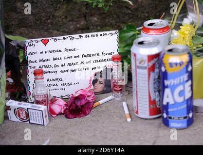 Ehrungen, die von Fans vor dem Haus der Sängerin Amy Winehouse in Camden, im Norden Londons, hinterlassen wurden, nachdem sie letzte Woche tot in ihrem Haus aufgefunden wurde. Stockfoto