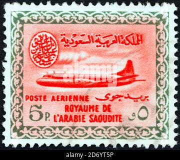 SAUDI-ARABIEN - UM 1960: Eine in Saudi-Arabien gedruckte Briefmarke zeigt ein Convair 440 Flugzeug, um 1960. Stockfoto